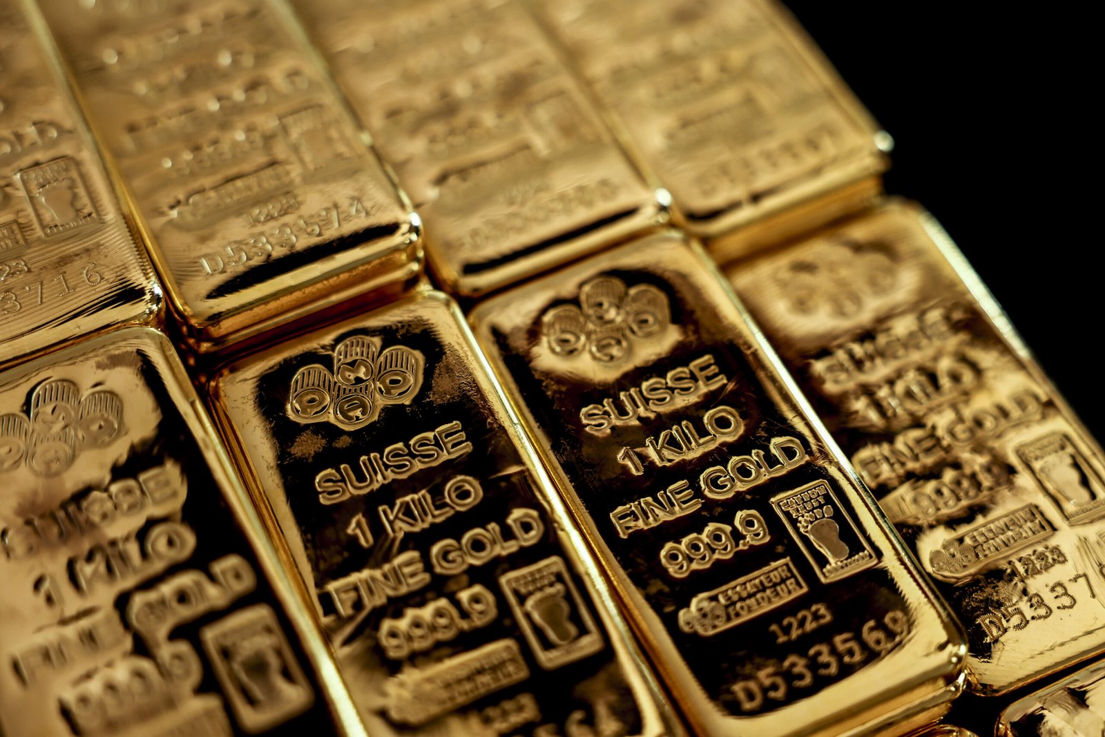 Gold Glitters Again as Fed Minutes Play Hard to Get While Oil Prices Throw a Tantrum