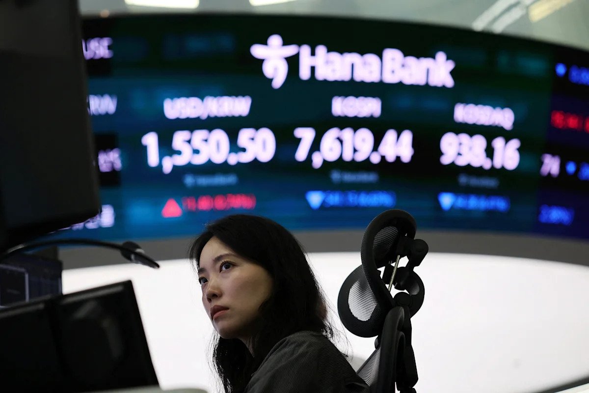 Trump’s Oil‑Threatening Tantrum and Tech’s Meltdown Send Markets Tanking – Because Who Needs Calm When You’ve Got Geopolitical Fireworks?